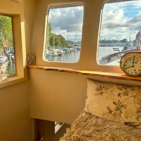 Bateau-hôtel Lovely Houseboat In Stege