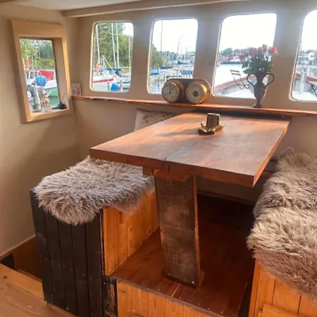 Lovely Houseboat In Bateau-hôtel