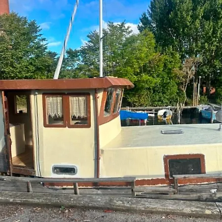 Lovely Houseboat In Bateau-hôtel